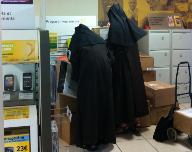 Bonnes soeurs à la poste