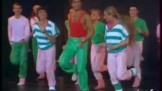 Bernard Tapie bouge son body to the risen of the music tel un dieu du capital