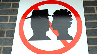 Saine politique britannique: pas de pelles dans les gares.