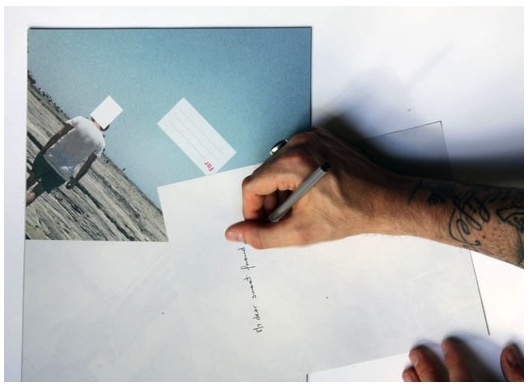 Notez le tatouage de hipster