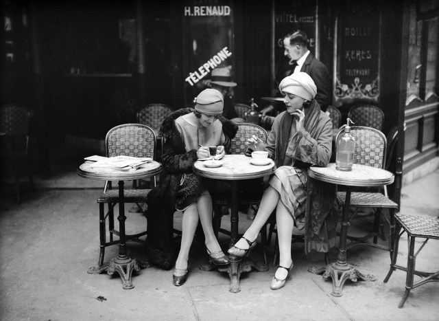 De tous temps, les Hommes ont glandé aux terrasses des cafés.